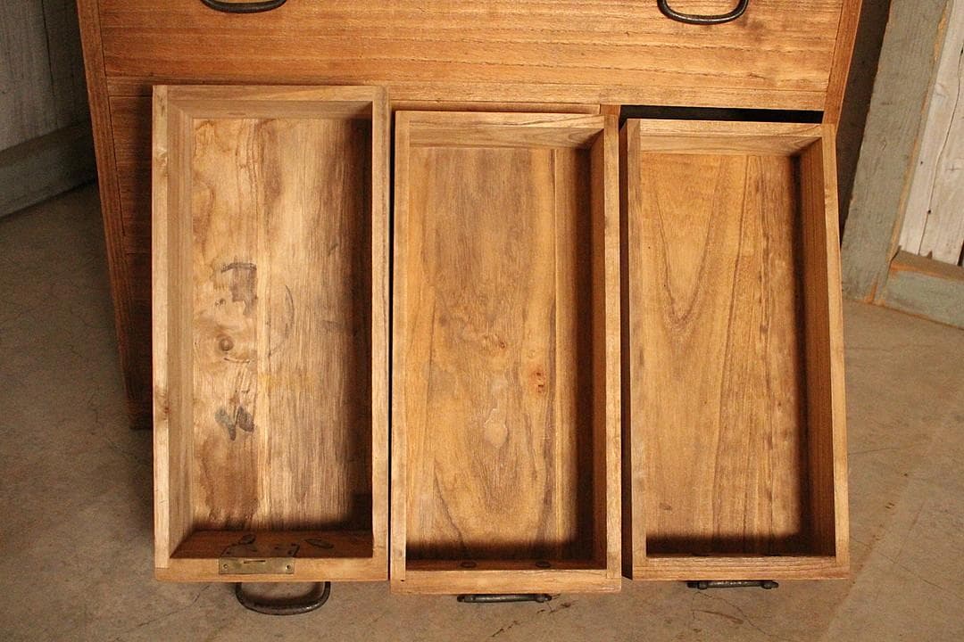 古い小ぶりな木製の引き出し7杯　タンス　チェスト　古家具