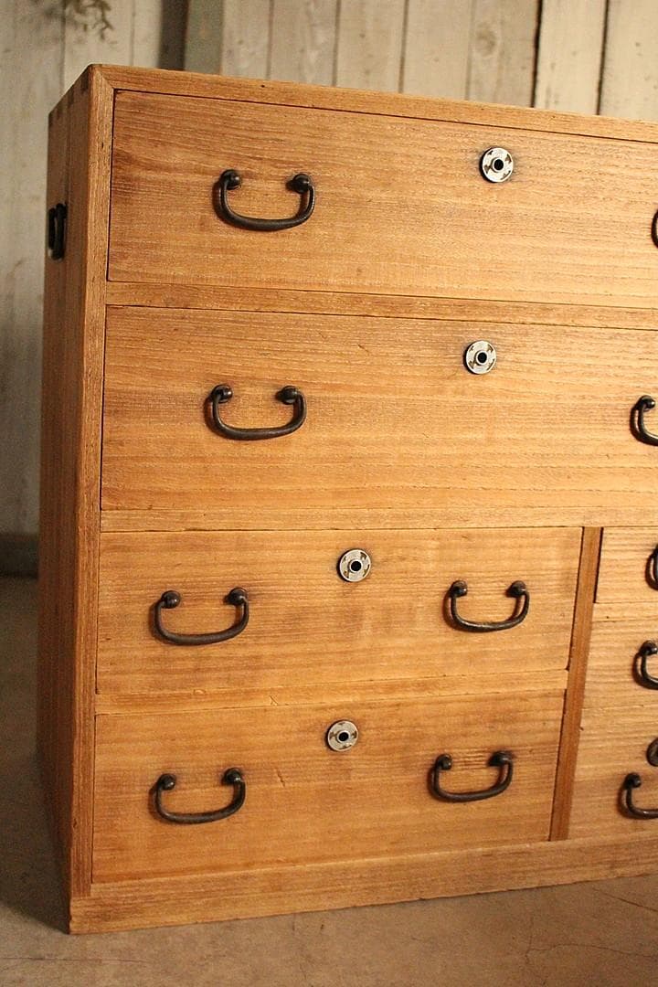 古い小ぶりな木製の引き出し7杯　タンス　チェスト　古家具