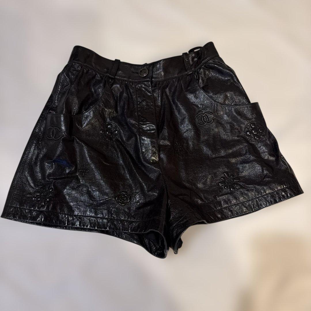 CHANEL レザーショートパンツ