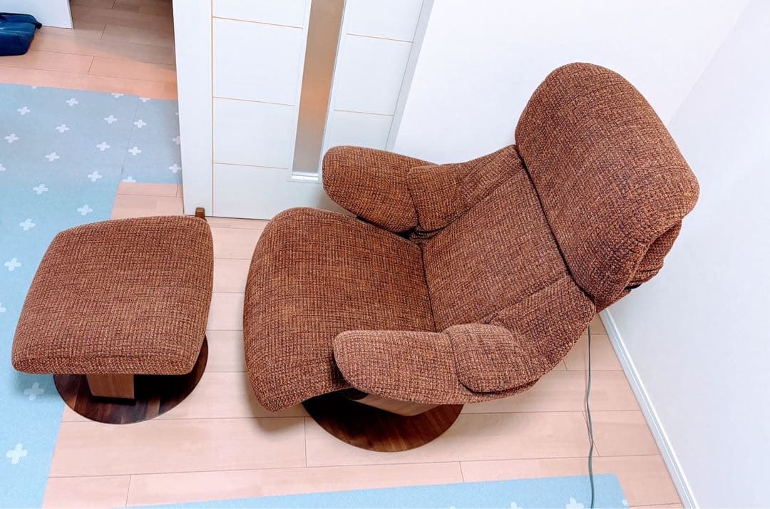 the firstカリモク オーダー リクライニングチェア オットマン付き