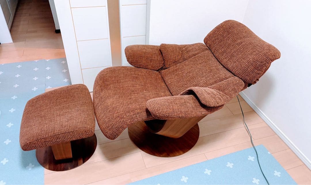 the firstカリモク オーダー リクライニングチェア オットマン付き