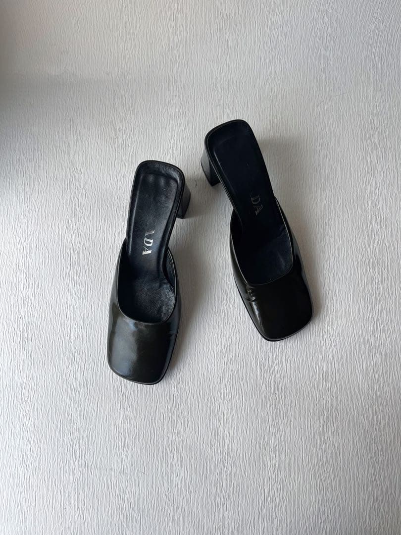 プラダ　PRADA エナメル　スクエアトゥミュール　イタリア製　35