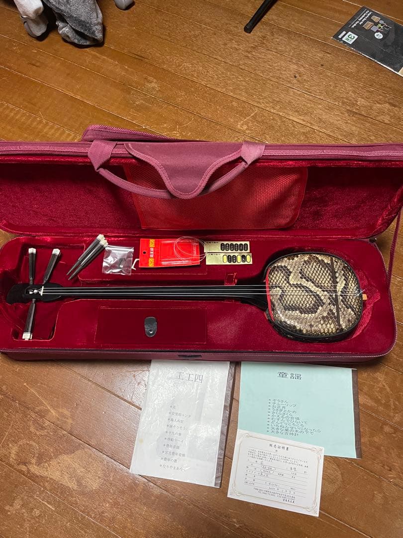 三線本体(宮古木工芸)と赤色ケース、付属品付き