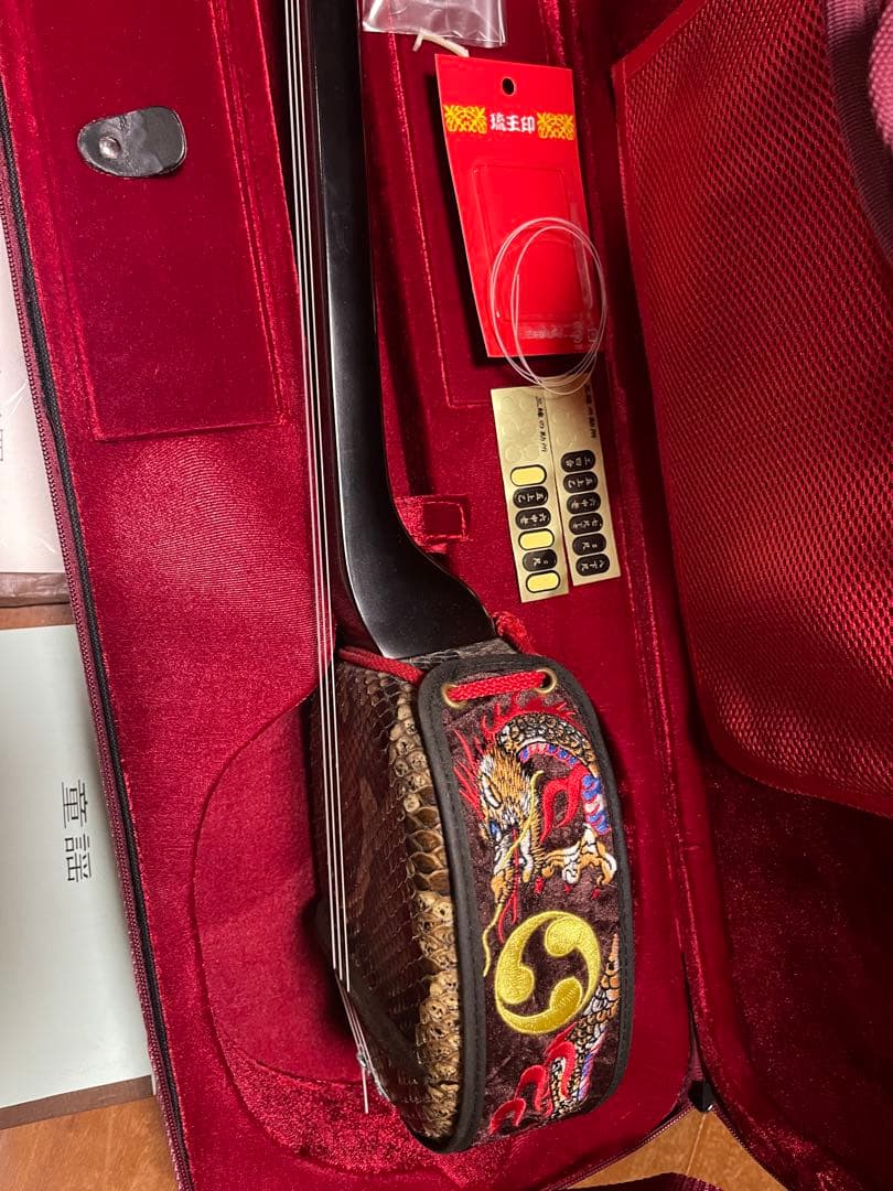 三線本体(宮古木工芸)と赤色ケース、付属品付き