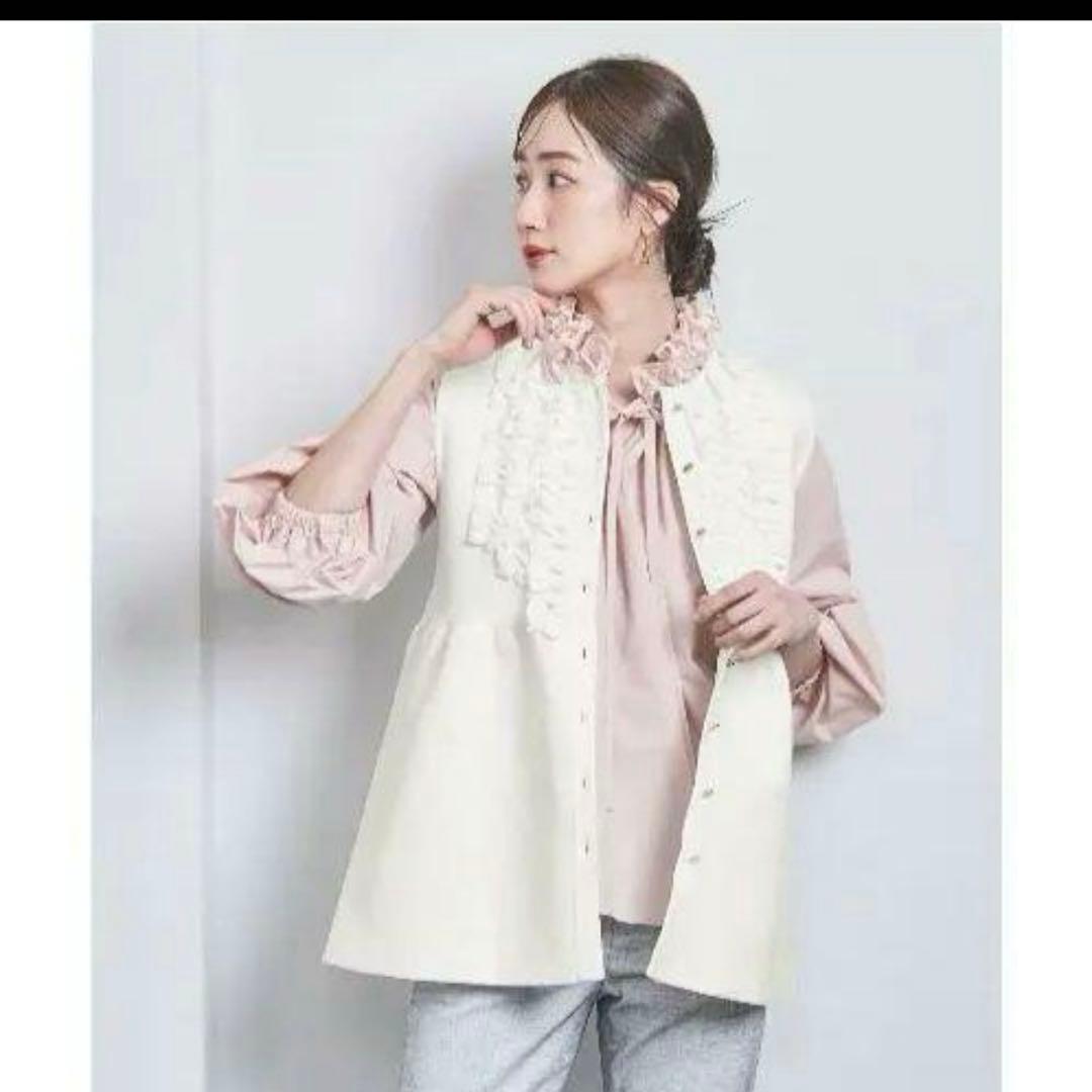 フリル付きホワイトノースリーブベスト