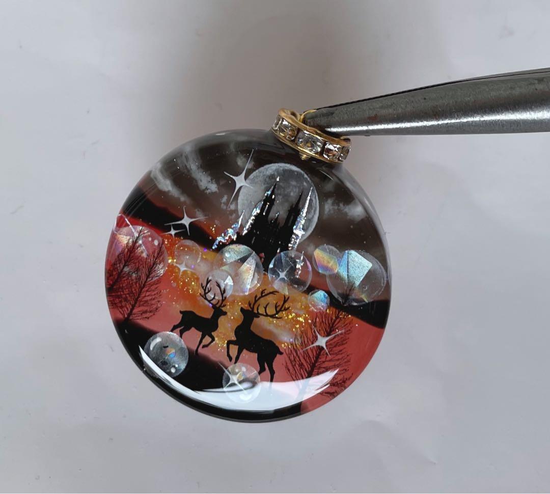 レジン/幻想のお城と親子鹿　蓄光　オルゴナイトネックレス