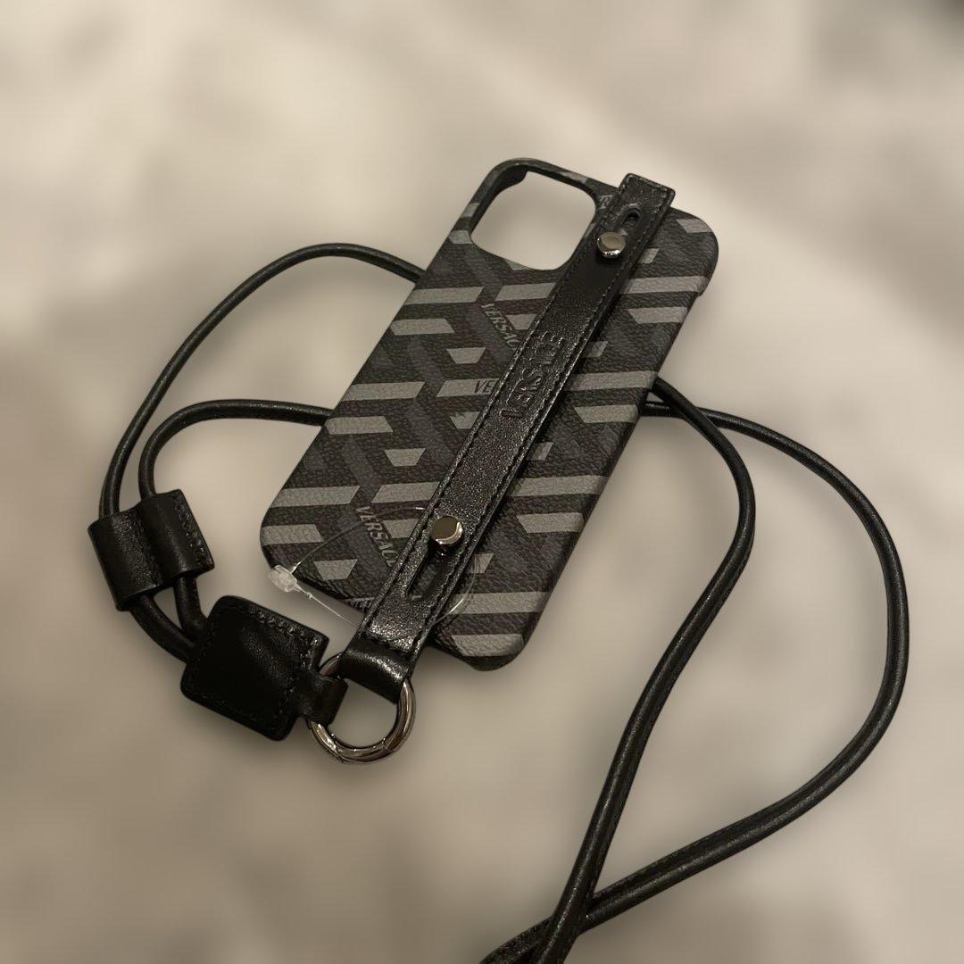 ベルサーチ！VERSACE幾何学模様 ストラップ付き　iPhone12 ケース