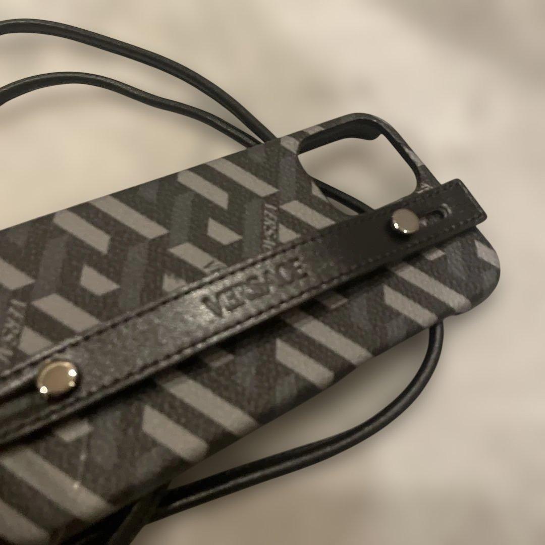 ベルサーチ！VERSACE幾何学模様 ストラップ付き　iPhone12 ケース