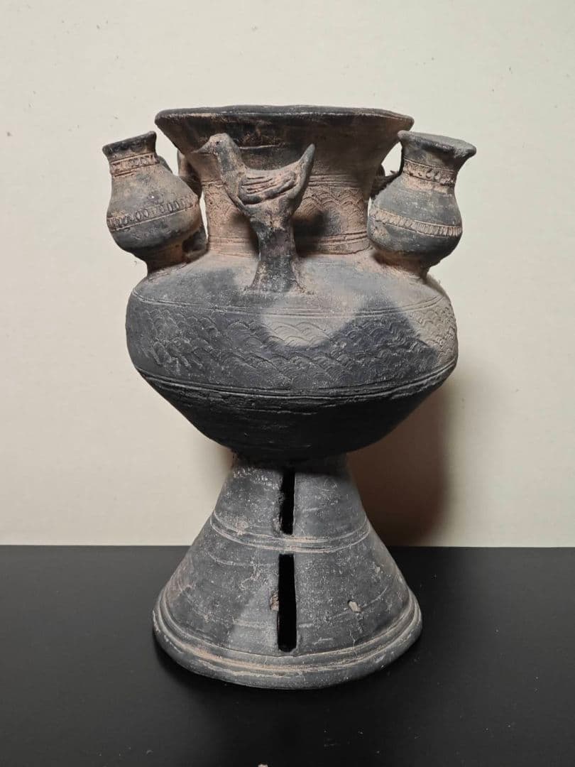 須恵器　装飾付き子持ち台付壺