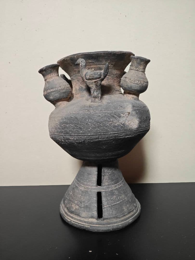 須恵器　装飾付き子持ち台付壺