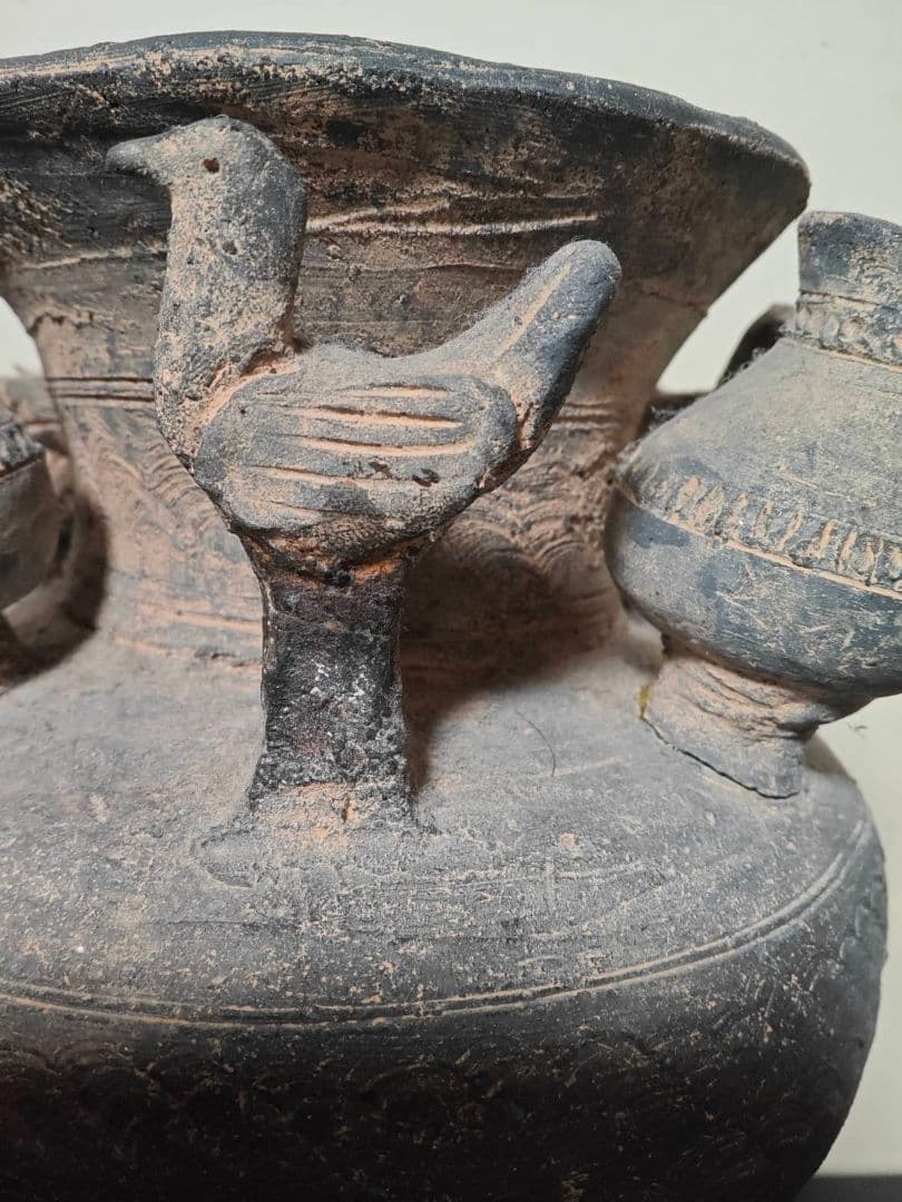須恵器　装飾付き子持ち台付壺