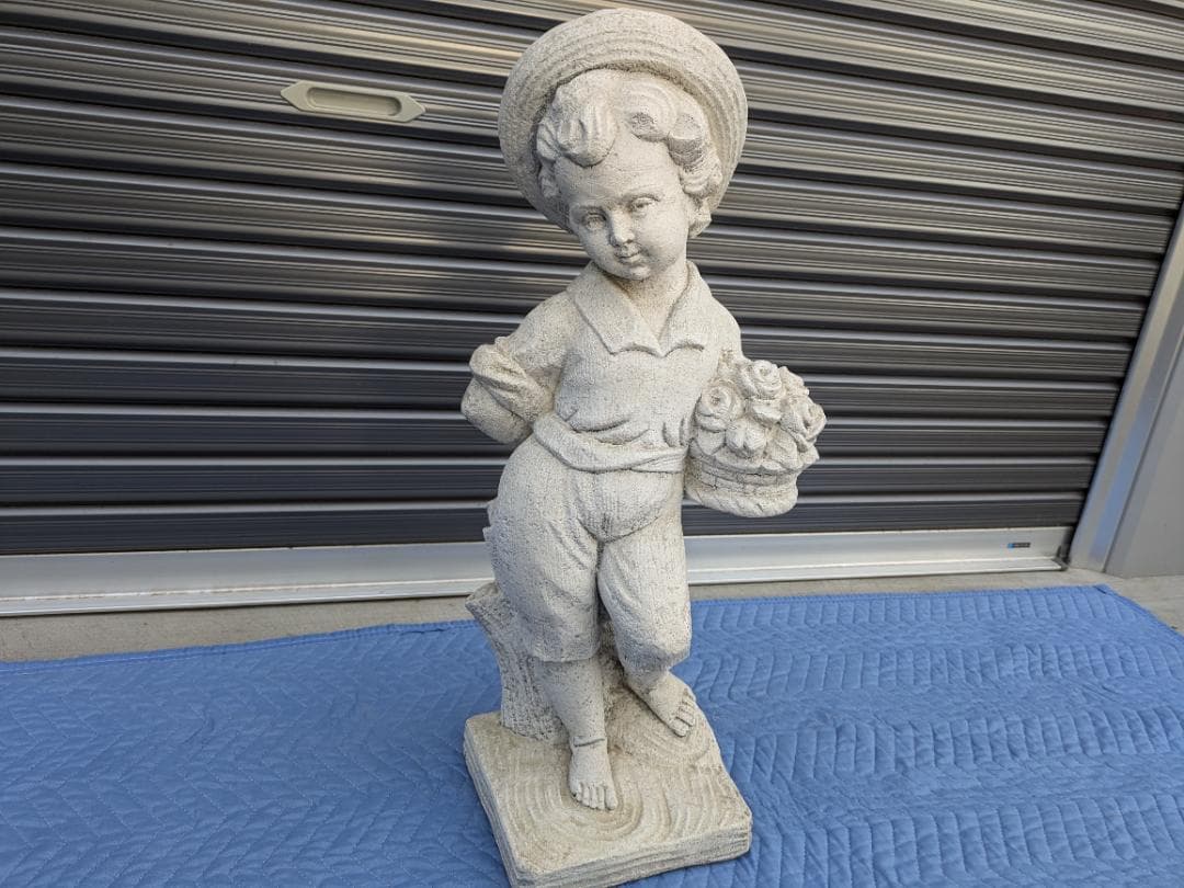 478　イタリア製　石像　花束を持つ子ども　ガーデンオーナメント