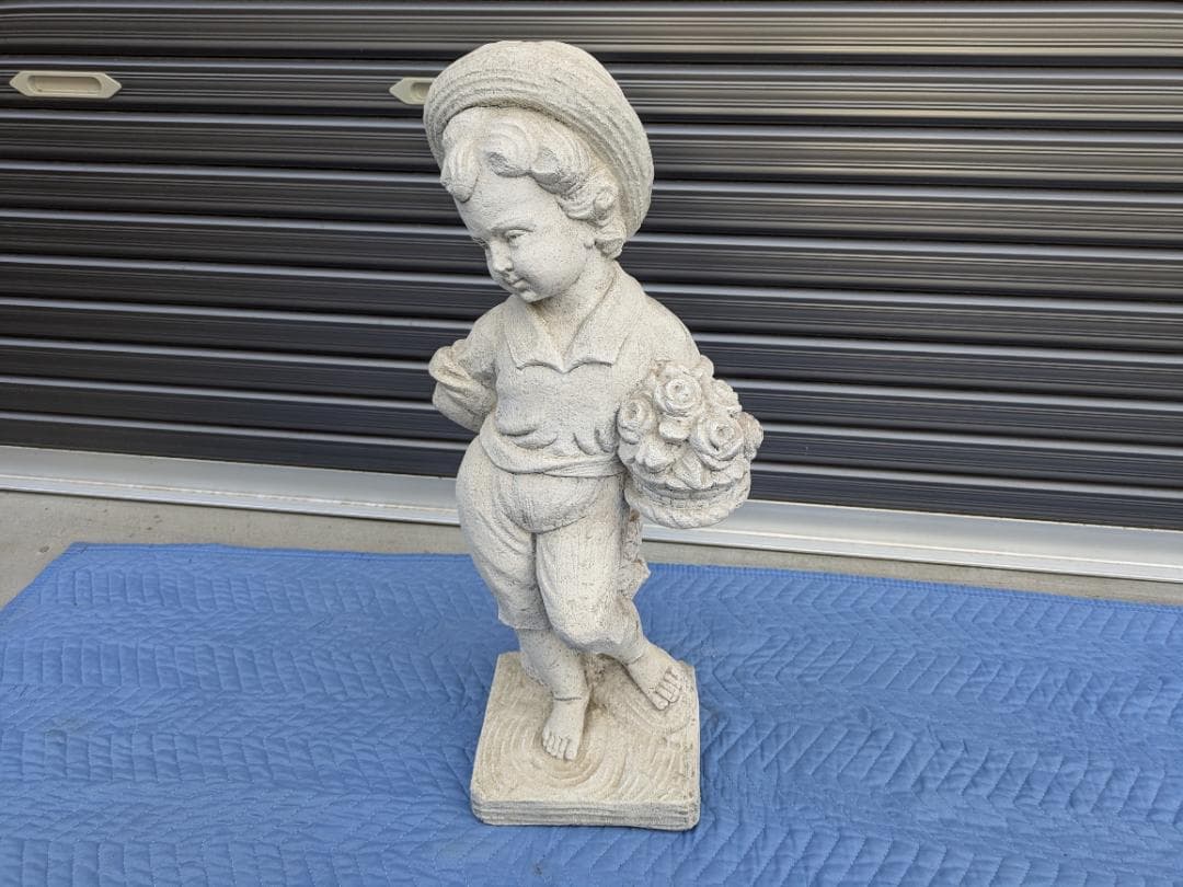 478　イタリア製　石像　花束を持つ子ども　ガーデンオーナメント
