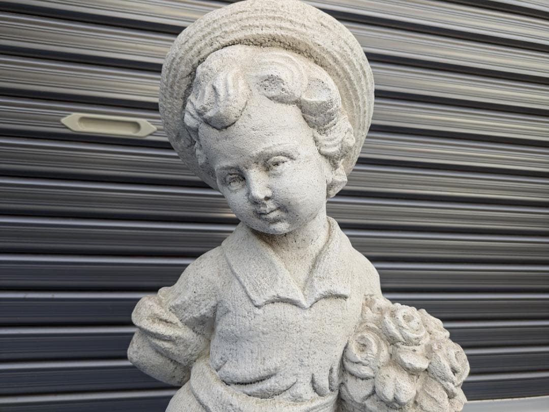 478　イタリア製　石像　花束を持つ子ども　ガーデンオーナメント