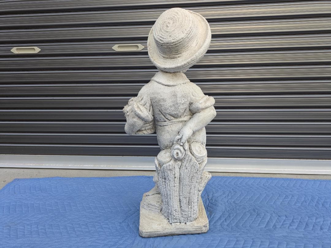 478　イタリア製　石像　花束を持つ子ども　ガーデンオーナメント