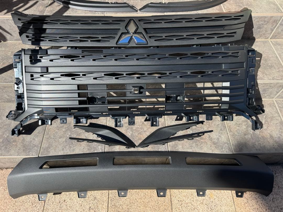 ① デリカd5 グリル　リア　ロアバンパー　フルセット　ラプターライナー塗装