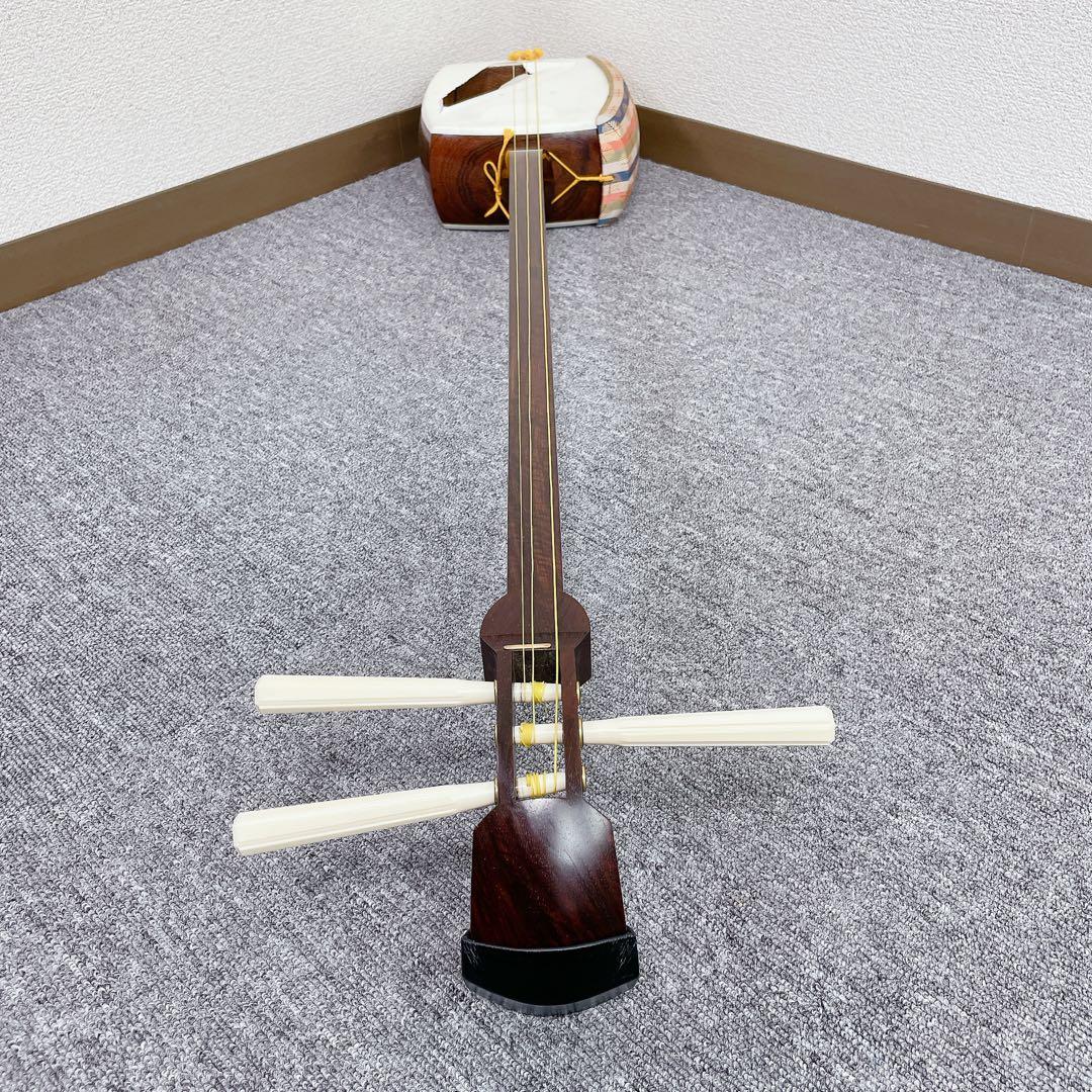 細棹 三味線 虎トチ紅木 子持ち綾杉胴 天然 糸巻き 二本溝 金細