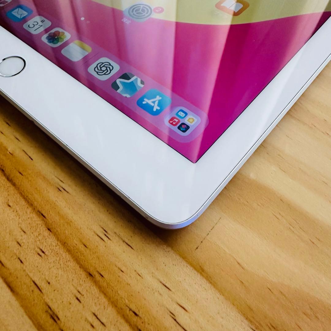 液晶無傷♪ iPad 6th 第六世代 32GB WIFI 新品キーボード付き♪
