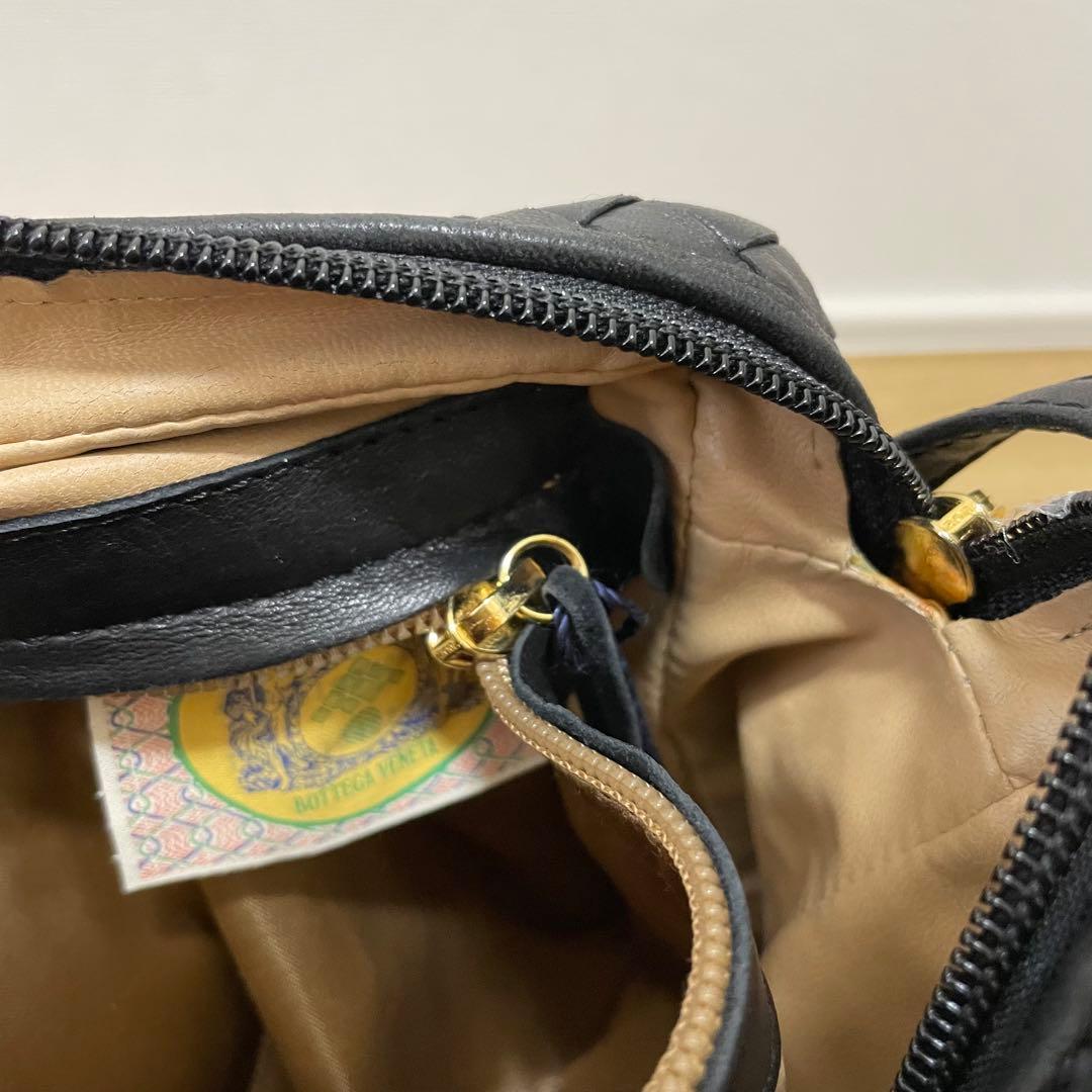 《美品》ボッテガヴェネタ レザー ショルダーバッグ ブラック 黒