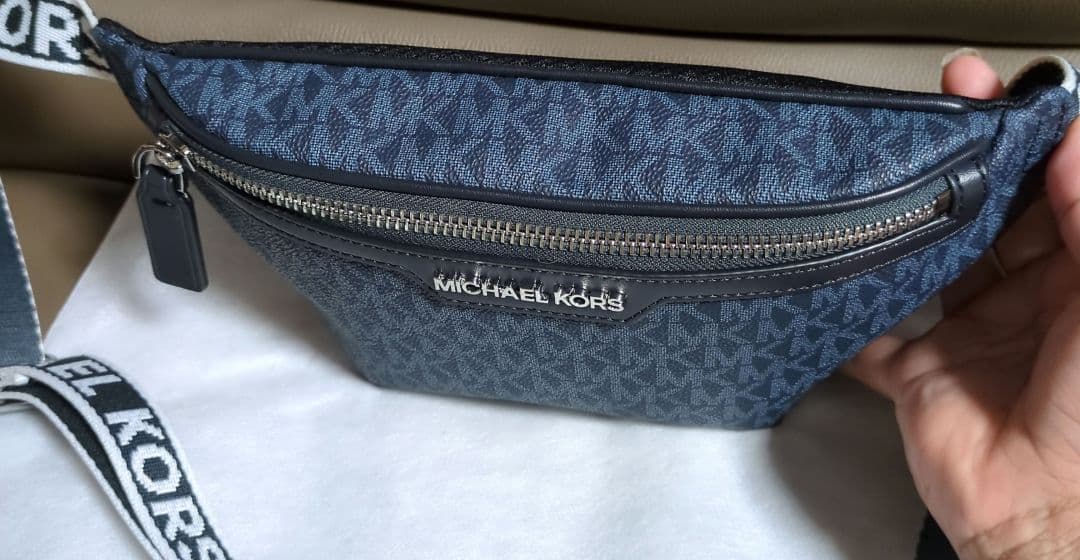 新品. Michael Kors. ボディバッグ
