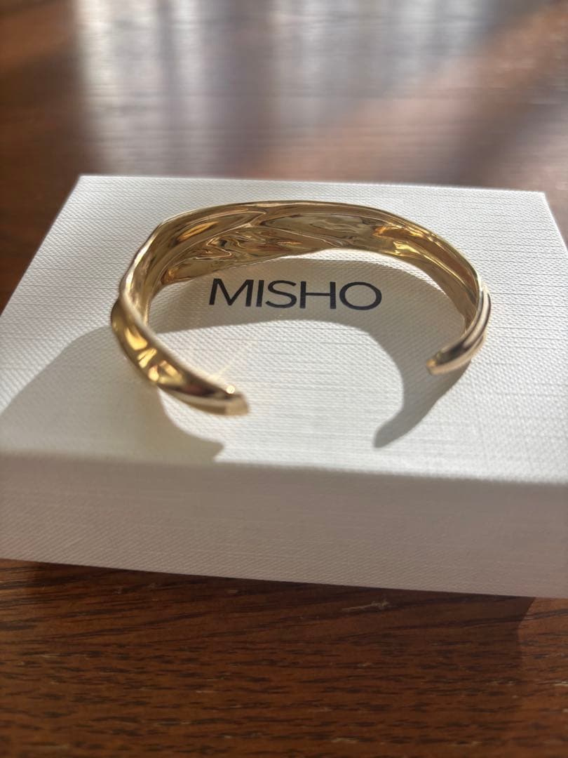 ゴールド ツイストデザイン バングル