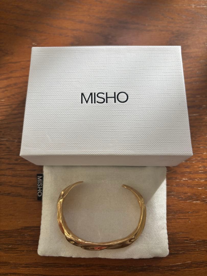 ゴールド ツイストデザイン バングル