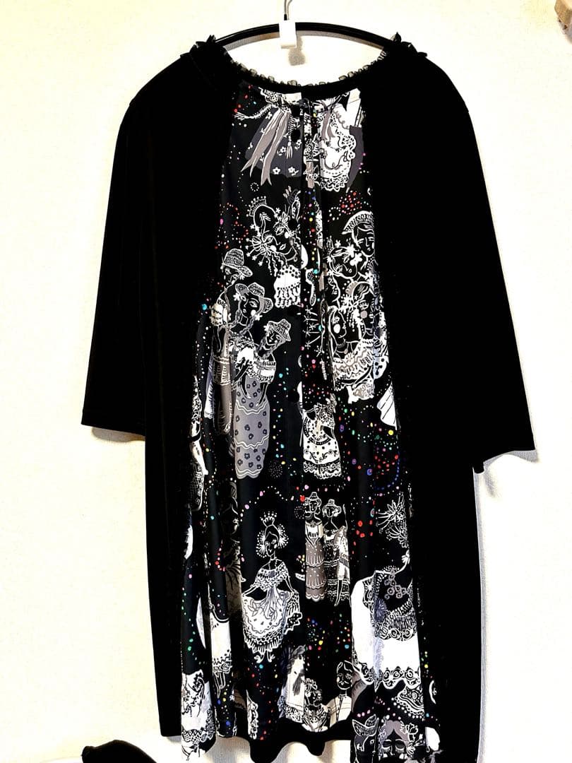 トクコ　五分袖チュニック 黒とカラフルなプリントtokuko