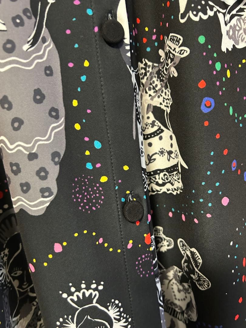 トクコ　五分袖チュニック 黒とカラフルなプリントtokuko