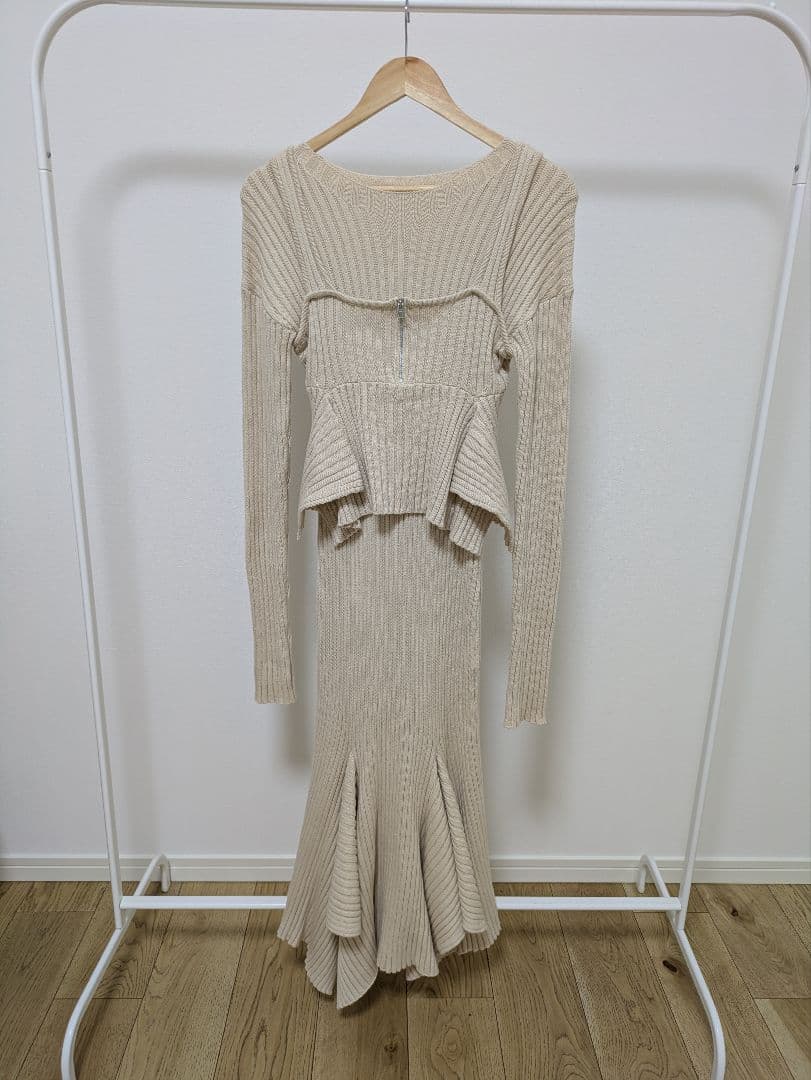 PINUE ピヌエ　ペプラムヘムニットセットアップ アイボリー