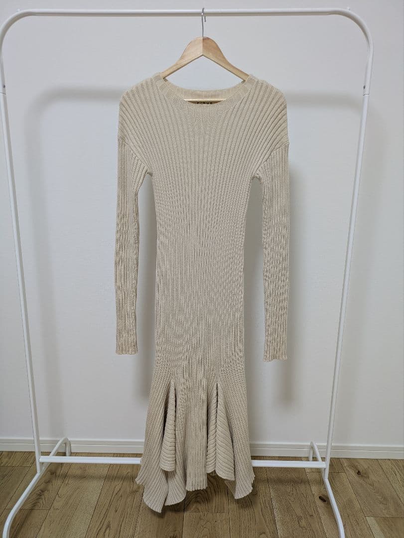 PINUE ピヌエ　ペプラムヘムニットセットアップ アイボリー