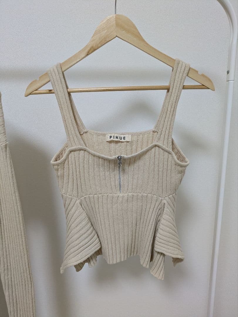 PINUE ピヌエ　ペプラムヘムニットセットアップ アイボリー