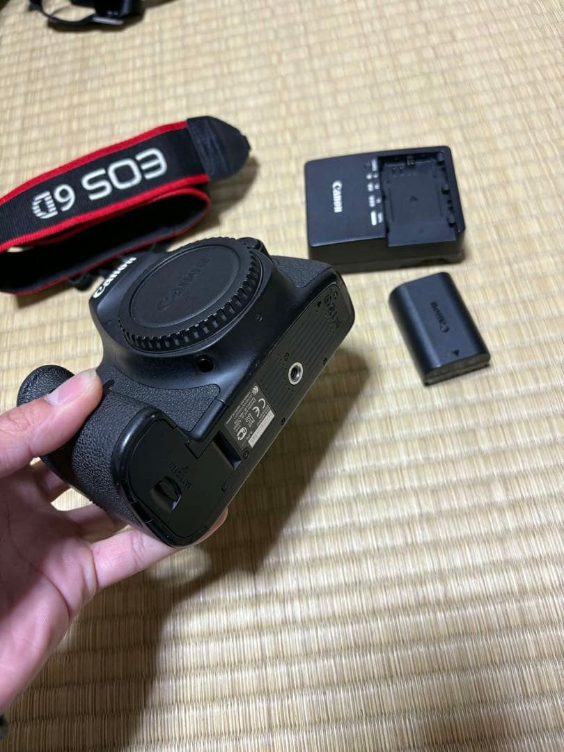 [最終価格] Canon EOS 6D 本体 + バッテリー2個 + 充電器