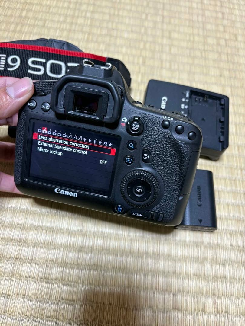 [最終価格] Canon EOS 6D 本体 + バッテリー2個 + 充電器