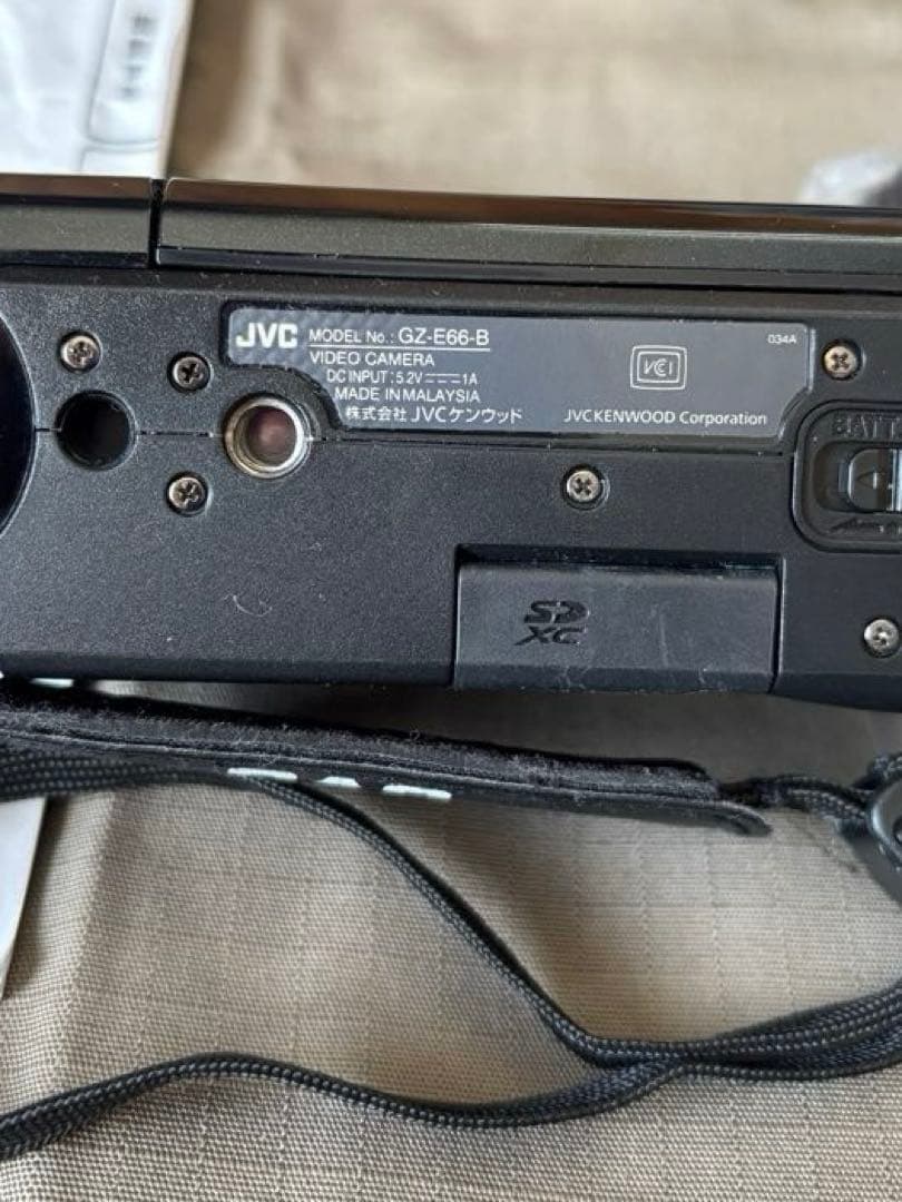 ビデオカメラ　JVC GZ-E66-B
