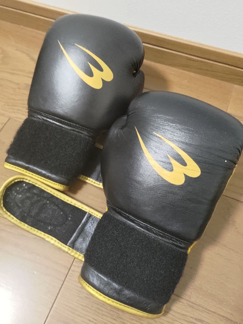 ボディメーカーボクシンググローブ 4個セット ホワイト ブラック