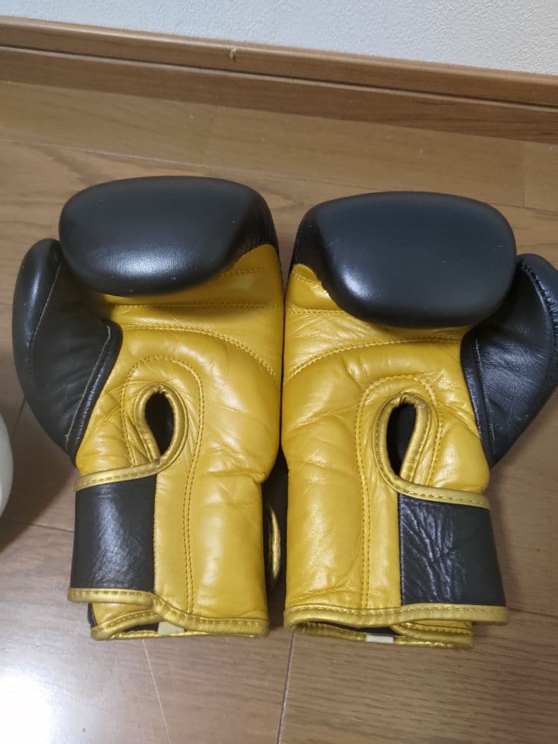 ボディメーカーボクシンググローブ 4個セット ホワイト ブラック