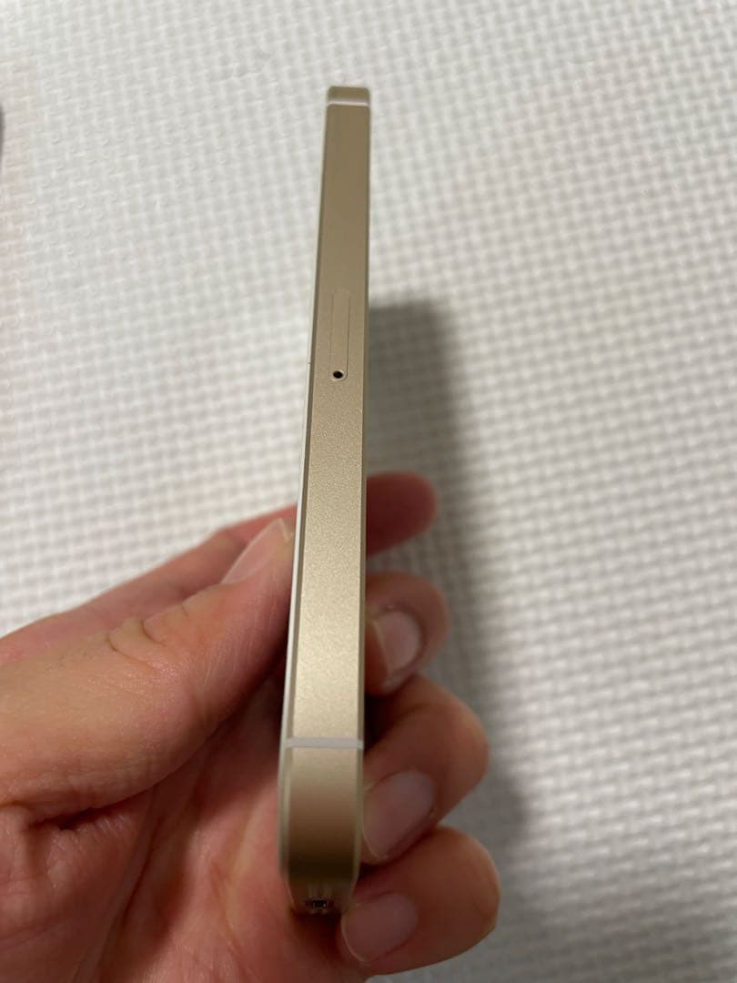 iPhone SE ゴールド