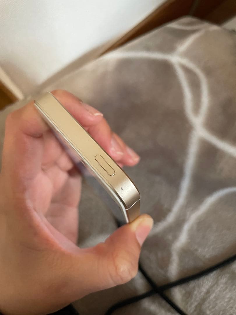 iPhone SE ゴールド