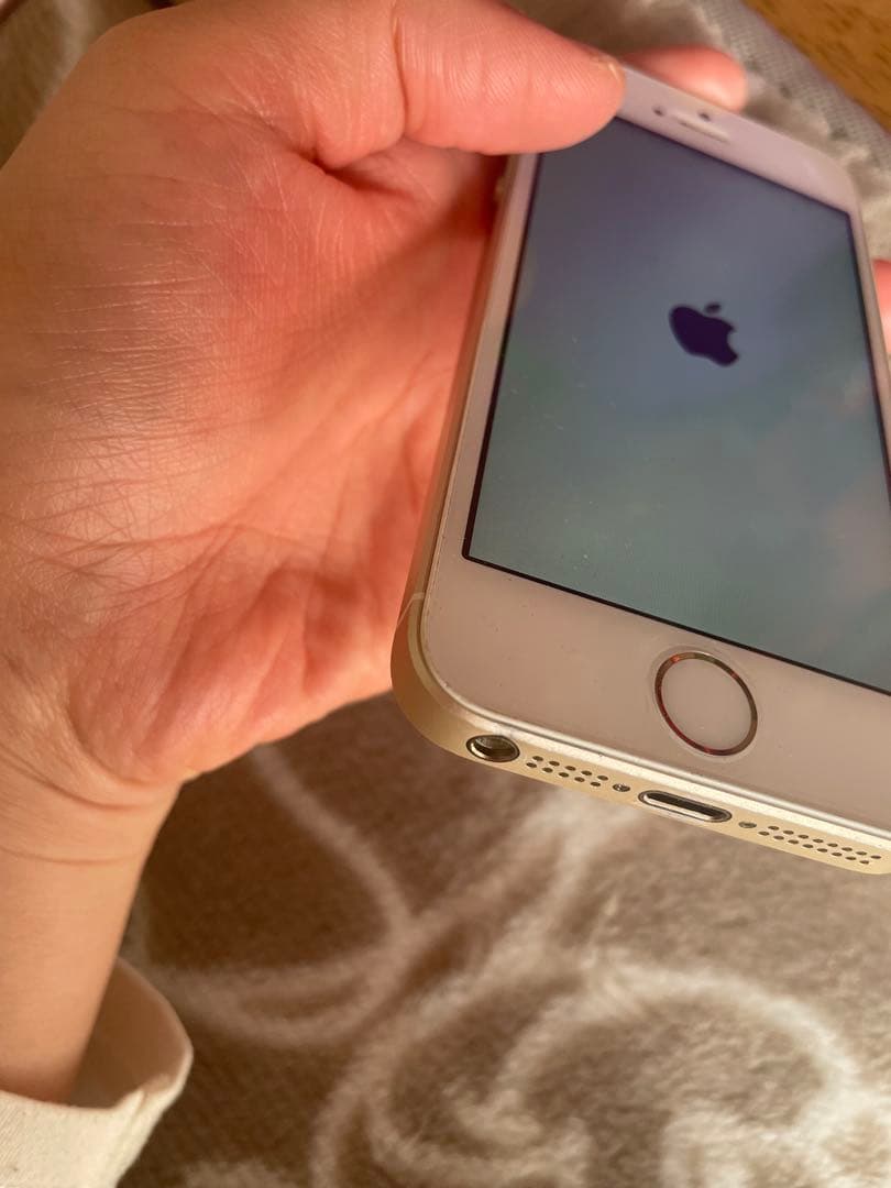 iPhone SE ゴールド