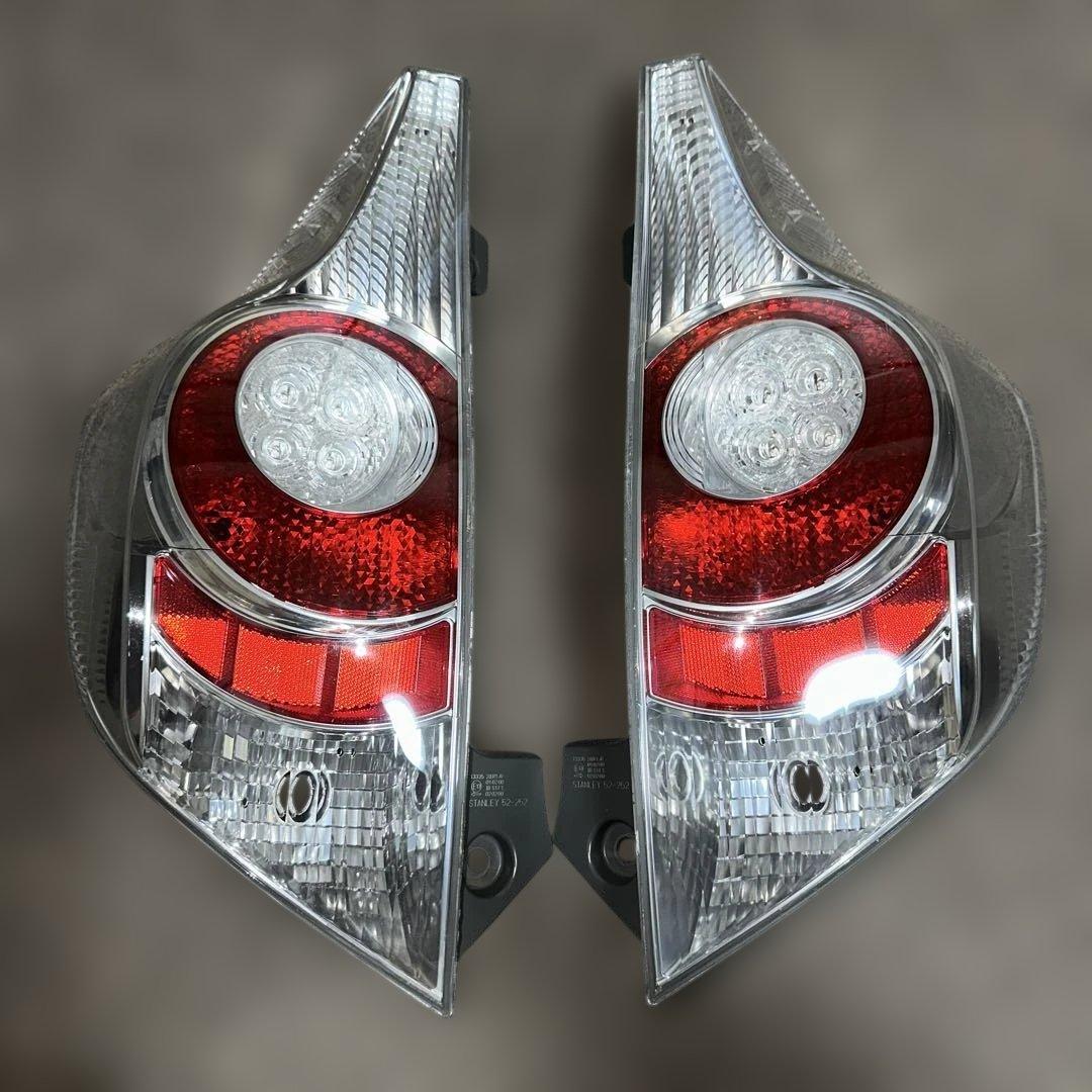 トヨタアクア（NHP10）前期型 純正テールカバー左右セット