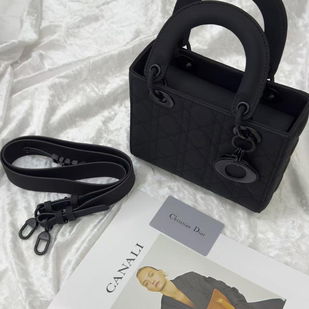 マットブラックハンドバッグです