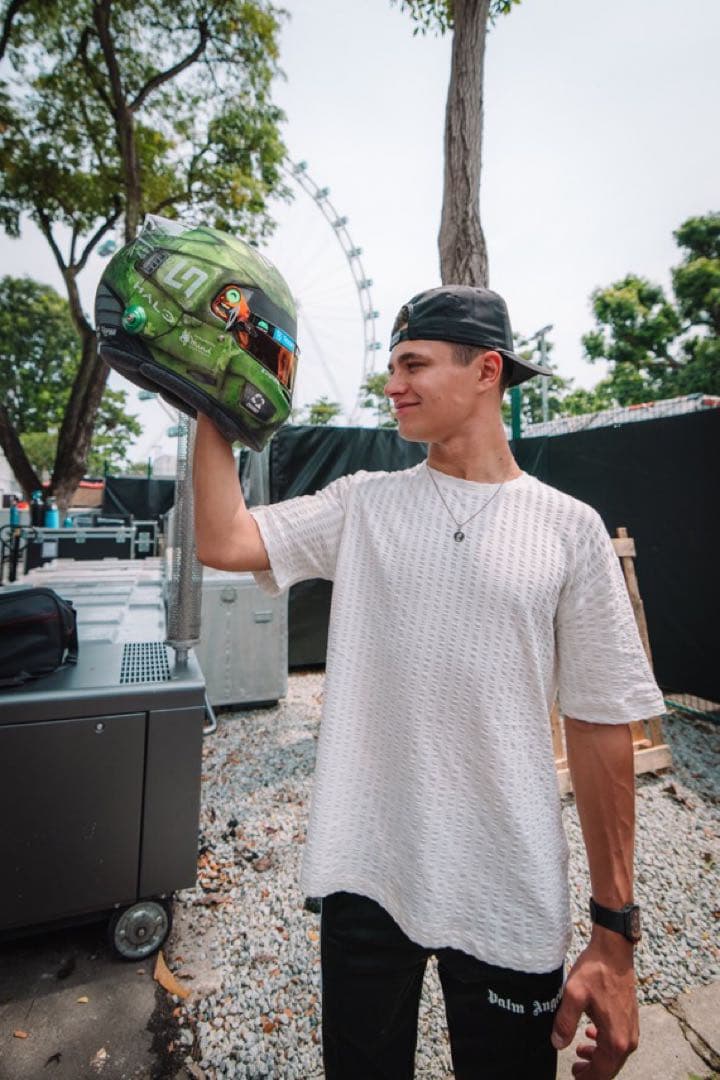 F1 ランド・ノリス 選手 直筆サイン入り1/2ヘルメット