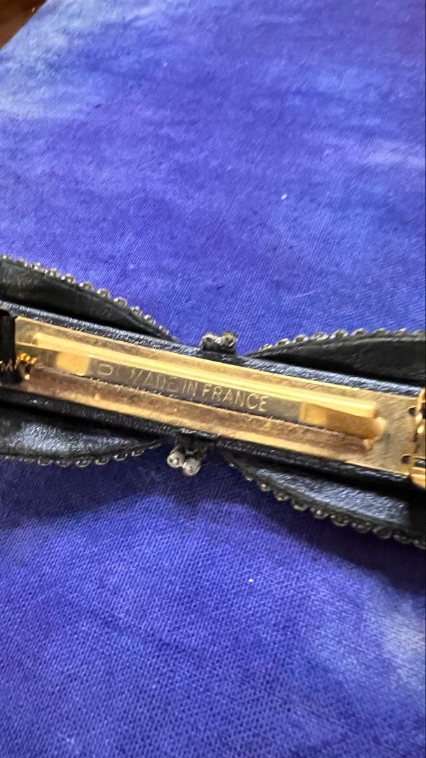 ALEXANDRE ビジューヘアアクセサリー ボウタイ ブラック・シルバー