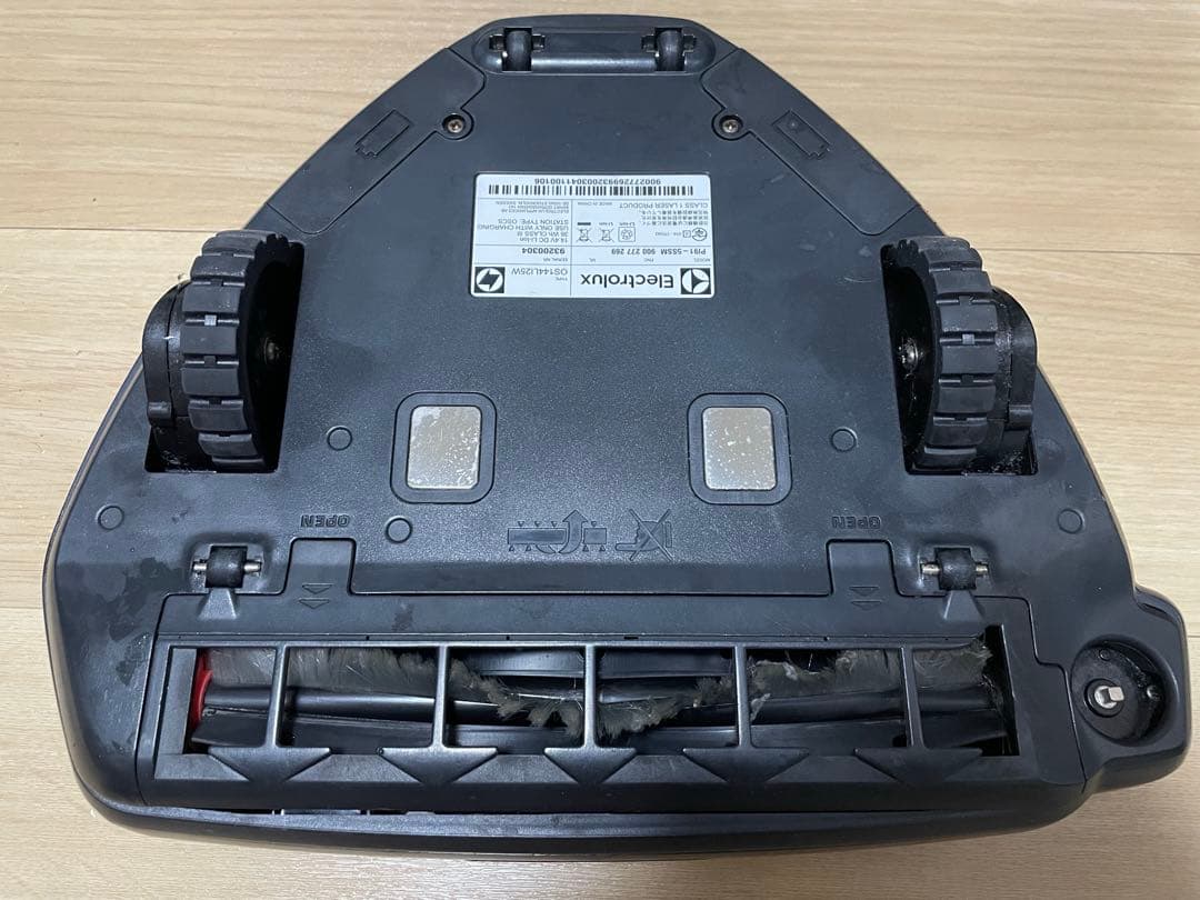 Electrolux PUREi9 ロボット掃除機 本体と付属品