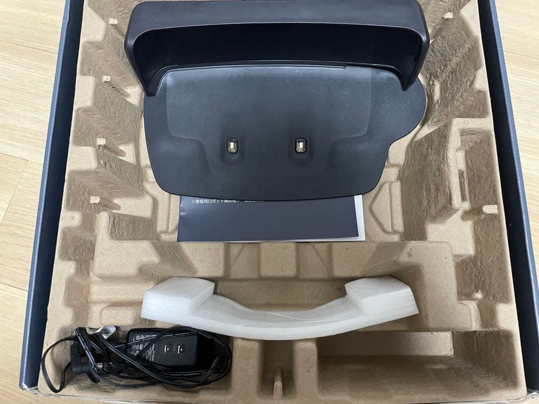 Electrolux PUREi9 ロボット掃除機 本体と付属品