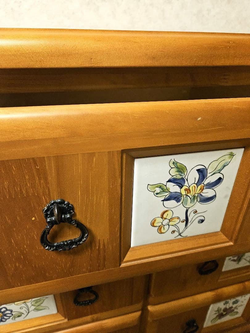 木製　花のタイルのチェスト 引き出し9個