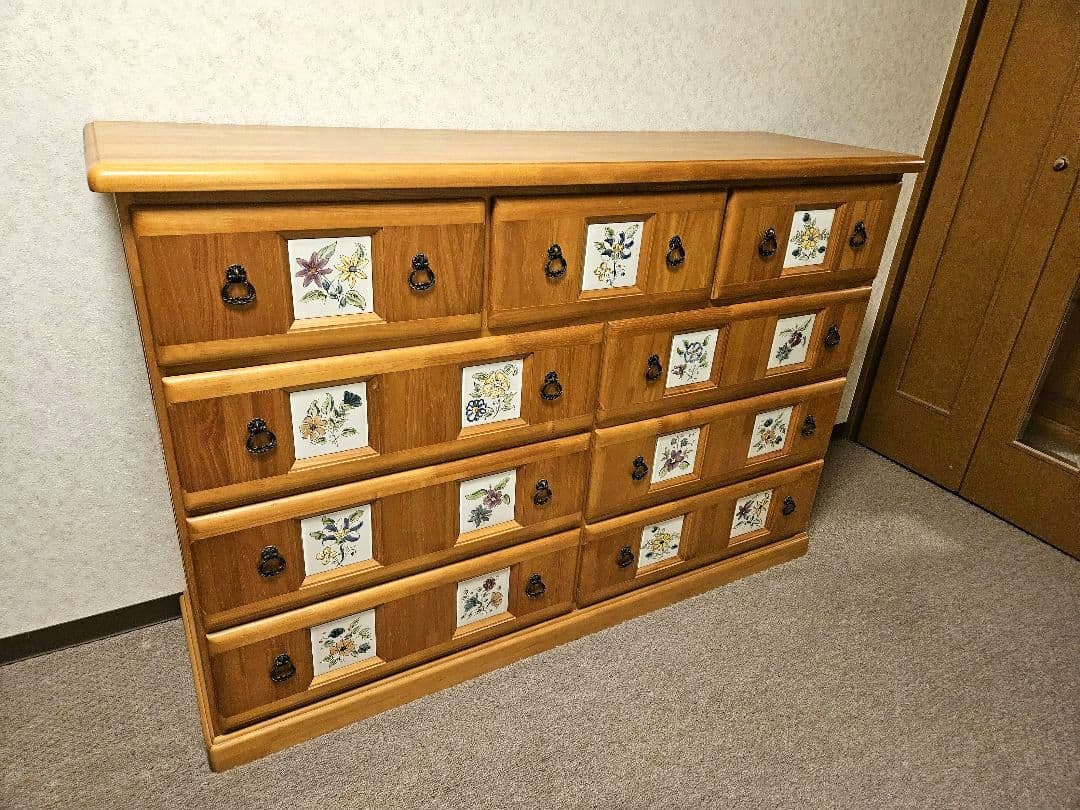 木製　花のタイルのチェスト 引き出し9個