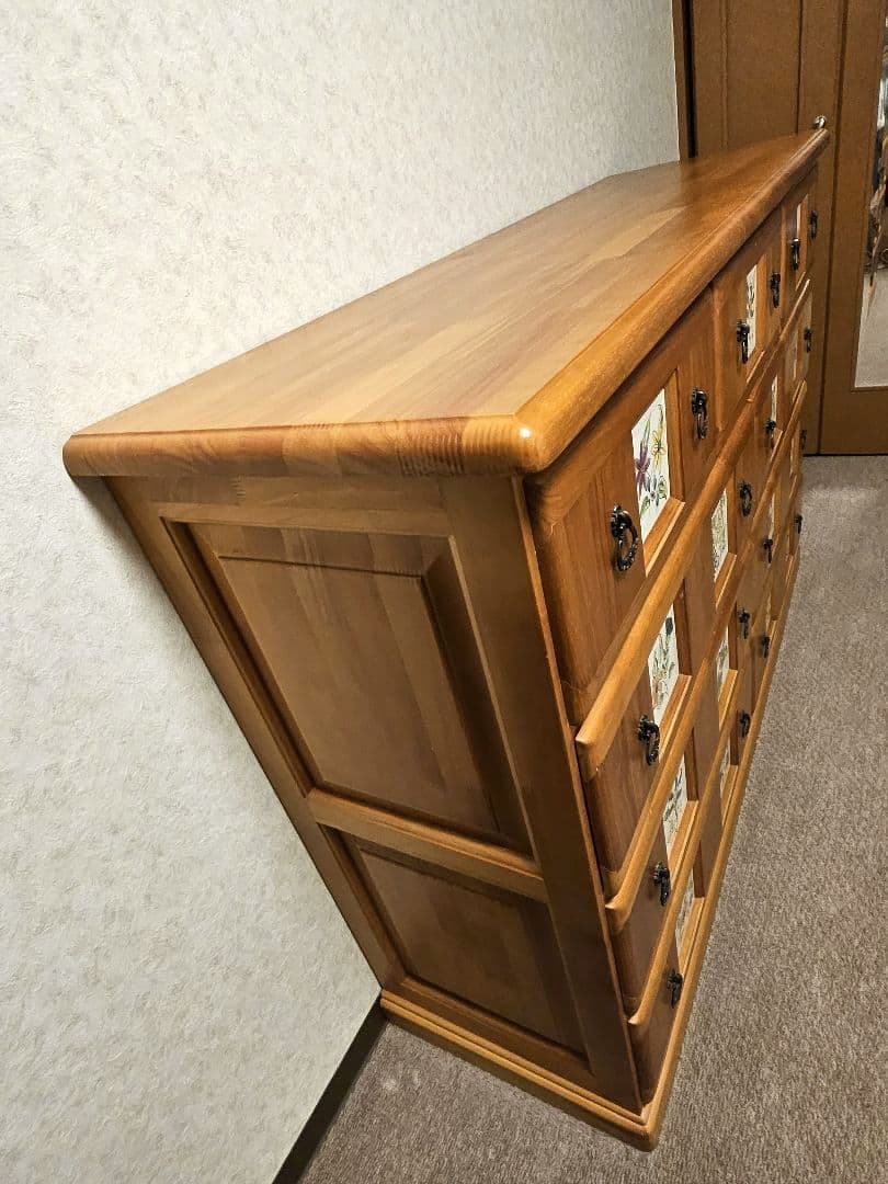 木製　花のタイルのチェスト 引き出し9個