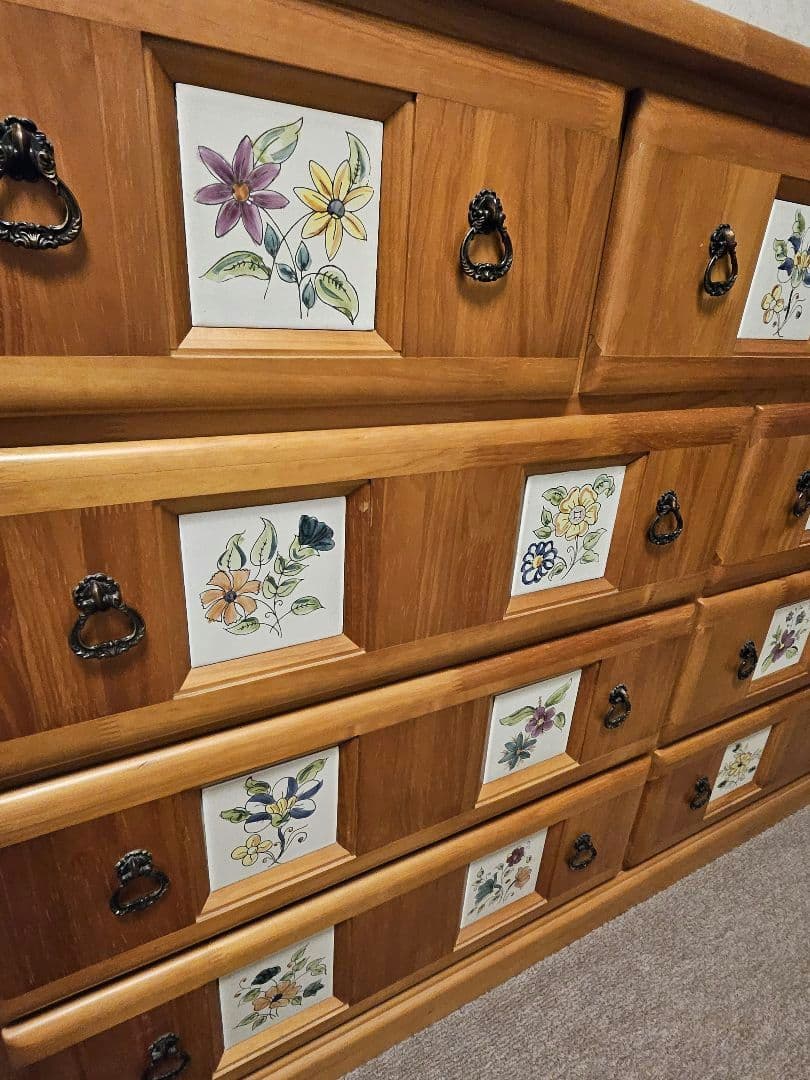 木製　花のタイルのチェスト 引き出し9個