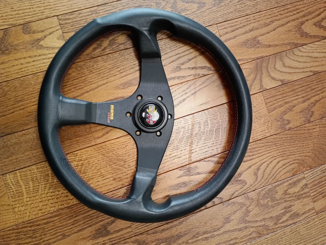 MOMO　コルセ レザー ステアリングホイール　直径35センチ　赤ステッチ